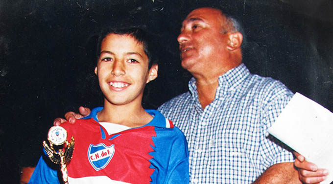 Suarez sinh ra tại thị trấn Salto của Uruguay vào ngày 24/1/1987. Năm 7 tuổi, Năm 7 tuổi, gia đình anh chuyển đến Montevideo và năm 13 tuổi anh vào Trường bóng đá quốc gia Montevideo