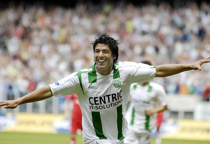 Năm 19 tuổi, Suarez sang châu Âu gia nhập Groningen (Hà Lan) với giá 1 triệu euro. Trong mùa giải đầu tiên và cũng là duy nhất, anh ghi 10 bàn sau 26 trận và giúp đội bóng này cán đích ở vị trí thứ 8
