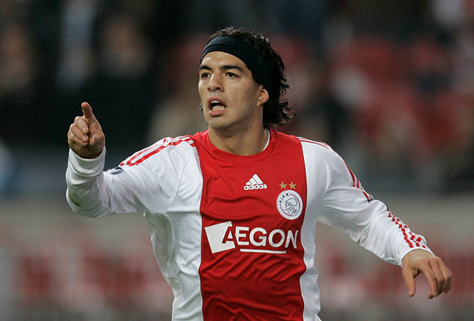 Sau khi thấy Suarez chơi rất hay ở Groningen, Ajax đã chi ra 7,5 triệu euro để đưa anh về với sân Johan Cruyff Arena. Ở Amsterdam, anh ấy đã để lại một kỷ niệm tuyệt vời khi giúp CLB này giành chức vô địch cúp quốc gia 2010