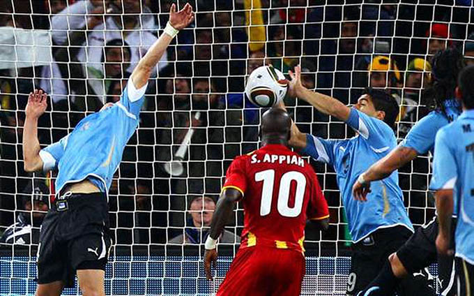 Khoảnh khắc Suarez dùng tay chơi bóng trong trận gặp Ghana tại tứ kết đã giúp Uruguay tránh khỏi 1 bàn thua trực tiếp. Suarez bị đuổi và cơ hội cho Ghana trên chấm phạt đền nhưng Asamoah lại dứt điểm không thành công. Chung cuộc, Uruguay giành chiến thắng 4-2 sau loạt sút luân lưu