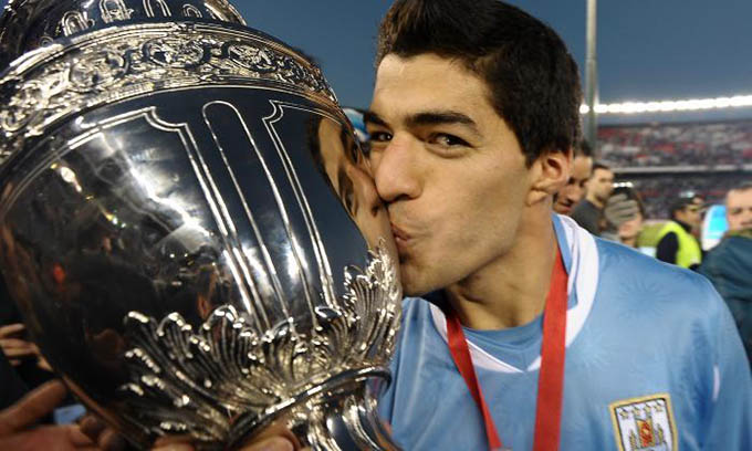 Copa America 2011, Suarez tỏa sáng giúp Uruguay vô địch và cá nhân anh giành giải cầu thủ xuất sắc nhất giải