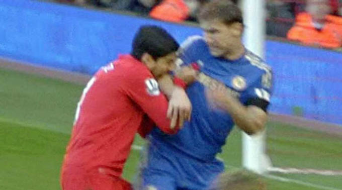Tháng 4/2013, Suarez do muốn thoát khỏi sự đeo bám của Branislav Ivanovic đã cắn vào cánh tay của hậu vệ này. Hành động này của Suarez khiến anh bị treo giò 10 trận