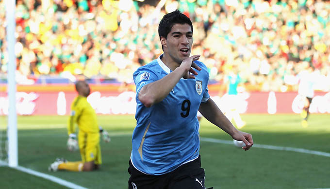 Vào mùa hè năm 2010, anh tham gia giải đấu lớn đầu tiên ở cấp độ ĐTQG tại VCK World Cup 2010 tại Nam Phi. Suárez là nhân tố chủ chốt trong việc giúp Uruguay giành hạng Tư. Anh ấy đã kết thúc World Cup với 3 bàn thắng và 3 đường kiến ​​tạo nhưng được nhớ đến nhiều hơn vì một hành động khác