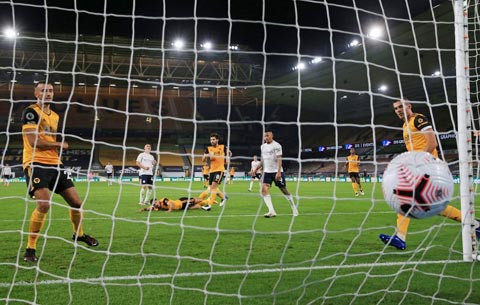 Man City (áo sáng) khép lại những cơn mưa gôn ở 2 vòng đầu Premier League bằng chiến thắng 3-1 trên sân của Wolves