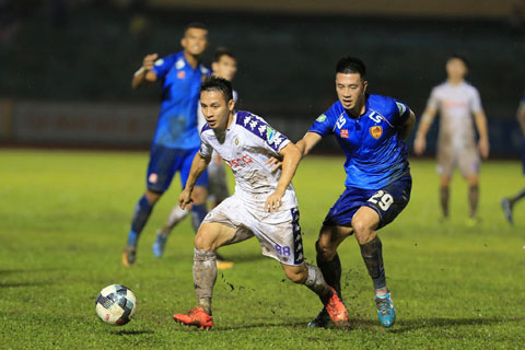 Quảng Nam (phải) đã sẵn sàng nhập trận và có điểm trước nhà ĐKVĐ Hà Nội FC   	Ảnh: Minh Tuấn