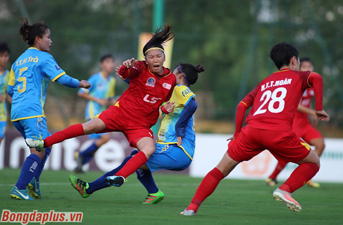 3 phút sau, Huỳnh Như lại ghi bàn giúp TP.HCM I dẫn trước 3-0 Sơn La 