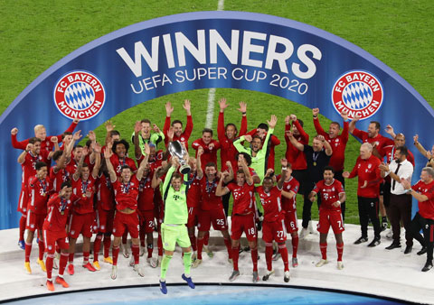  Các cầu thủ Bayern ăn mừng chức vô địch Siêu Cúp châu Âu sau khi đánh bại Sevilla rạng sáng qua 