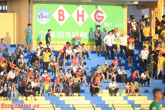 Người hâm mộ Thanh Hóa đến sân không đông. Họ hoài nghi về tham vọng của đội bóng sau khi chia tay "thợ hàn" Thành Công 