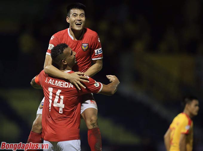 Tuy nhiên, Hồng Lĩnh Hà Tĩnh lại có 2 bàn thắng ở các phút 78 và 90 để thắng chung cuộc 2-1
