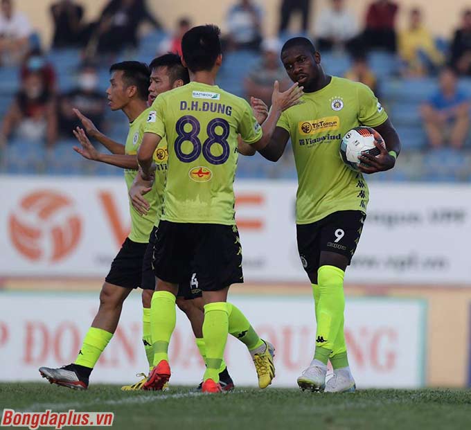 Ở một diễn biến khác, Hà Nội FC có bàn dẫn trước Quảng Nam từ rất sớm của Rimario - Ảnh: Sông Hàn 