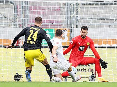 Dortmund đã phải nhận trái đắng đầu mùa trên sân của đối thủ trung bình yếu Augsburg