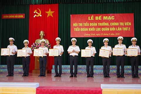 Thủ trưởng Bộ Tư lệnh Hải quân trao Giấy khen cho các đồng chí đạt thành tích cao trong hội thi