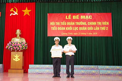 Thủ trưởng Bộ Tư lệnh Hải quân tặng Giấy khen cho Lữ đoàn 147 vì đã có thành tích tốt trong phục vụ hội thi