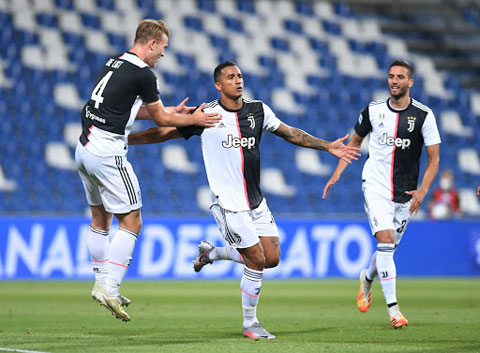 Danilo (giữa) ăn mừng bàn thắng trong màu áo Juve
