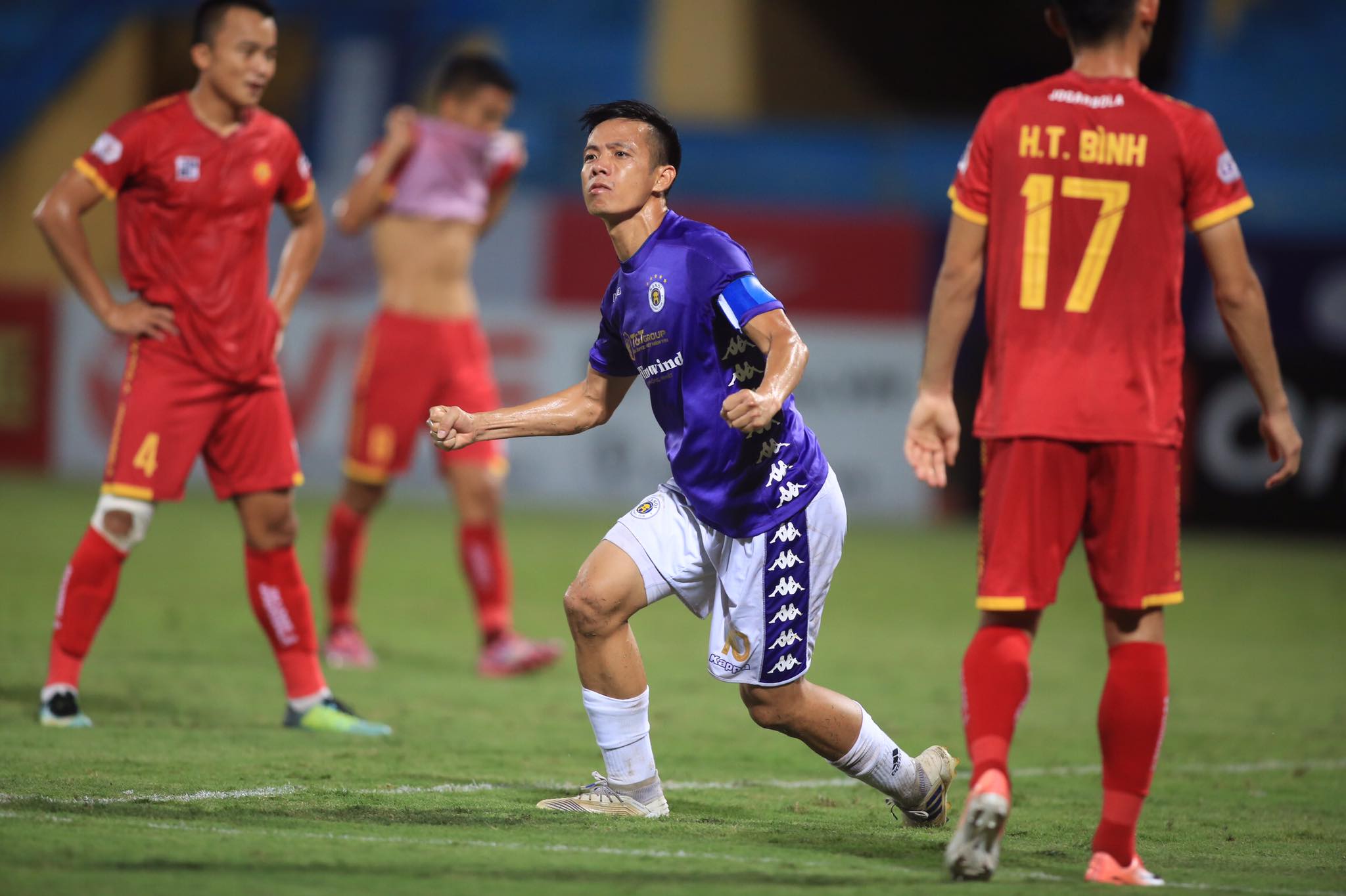 Văn Quyết gỡ hoà cho Hà Nội FC - Ảnh: Minh Tuấn 