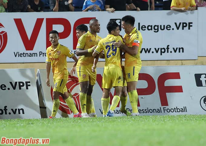 Hoàng Minh Tuấn ghi bàn thắng quan trọng giúp DNH Nam Định giành 3 điểm bằng vàng trước SHB Đà Nẵng 