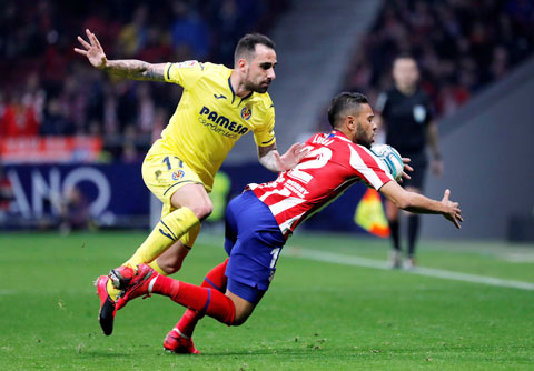 Villarreal (áo sáng) sẽ có ít nhất 1 điểm rời Madrid