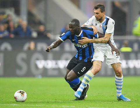 “Bão” chấn thương sẽ biến Lazio thành mồi ngon cho Lukaku (áo sẫm) và đồng đội