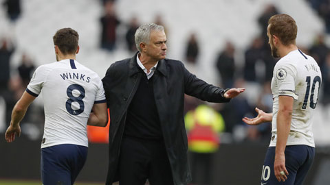 Jose Mourinho thực sự đã... hết thời? Mourinho đã cùng Tottenham thua cả 2 trận gặp Chelsea mùa trước