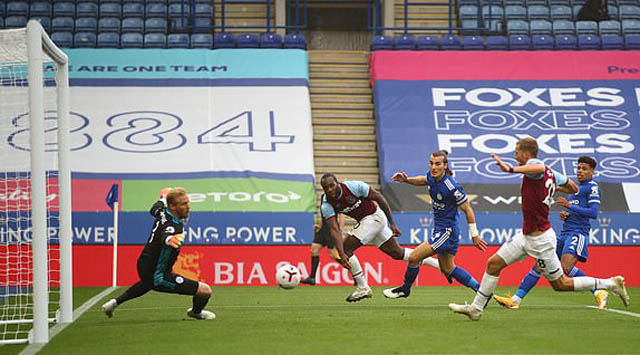Antonio ghi bàn mở tỷ số cho West Ham