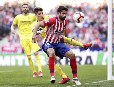 Costa (áo sọc) chỉ có nổi một cú dứt điểm trong trận gặp Villarreal cuối tuần qua