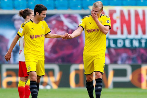 Haaland (phải) và Reyna đã thi đấu cực kỳ ăn ý và kiến tạo cho nhau ghi 3 trong 4 bàn trước Freiburg rạng sáng qua