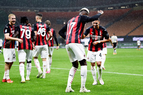 Các cầu thủ Milan ăn mừng chiến thắng trước Spezia