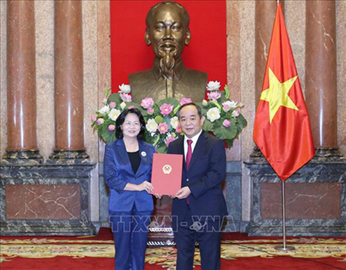 Phó Chủ tịch nước Đặng Thị Ngọc Thịnh trao quyết định điều động, phân công công tác, bổ nhiệm ông Lê Khánh Hải
