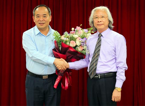 Tổng biên tập Báo Bóng đá (nay là Tạp chí Bóng đá) tặng hoa chúc mừng Thứ trưởng Lê Khánh Hải đắc cử Chủ tịch VFF khóa VIII