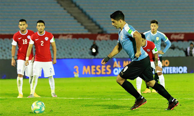 Suarez ghi bàn mở tỷ số cho Uruguay trên chấm 11m
