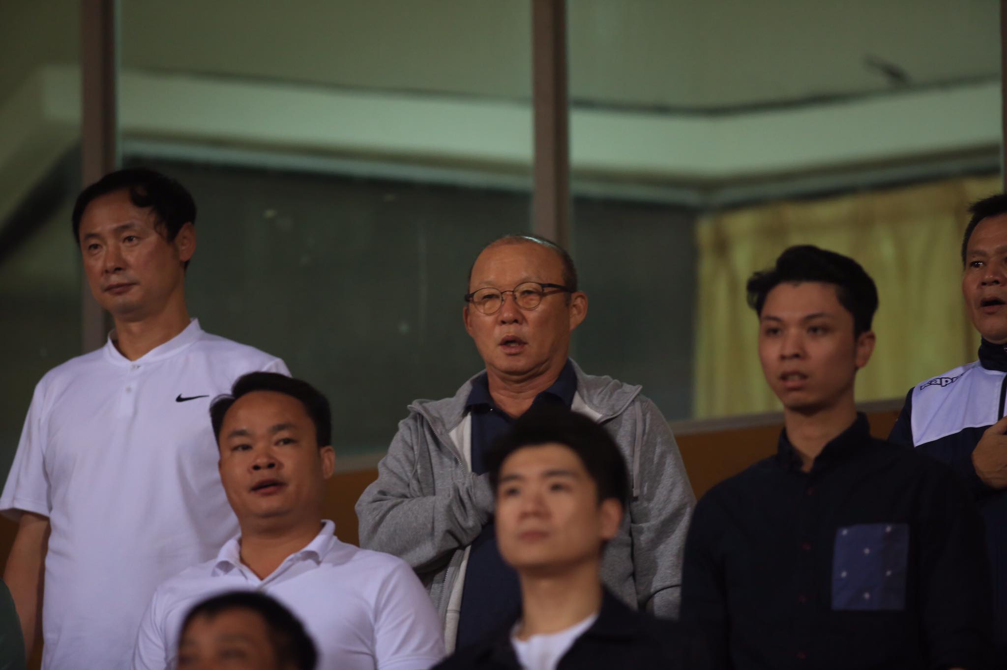 HLV Park Hang Seo và trợ lý Kim Han Yoon dự khán trận đấu - Ảnh: Minh Tuấn 