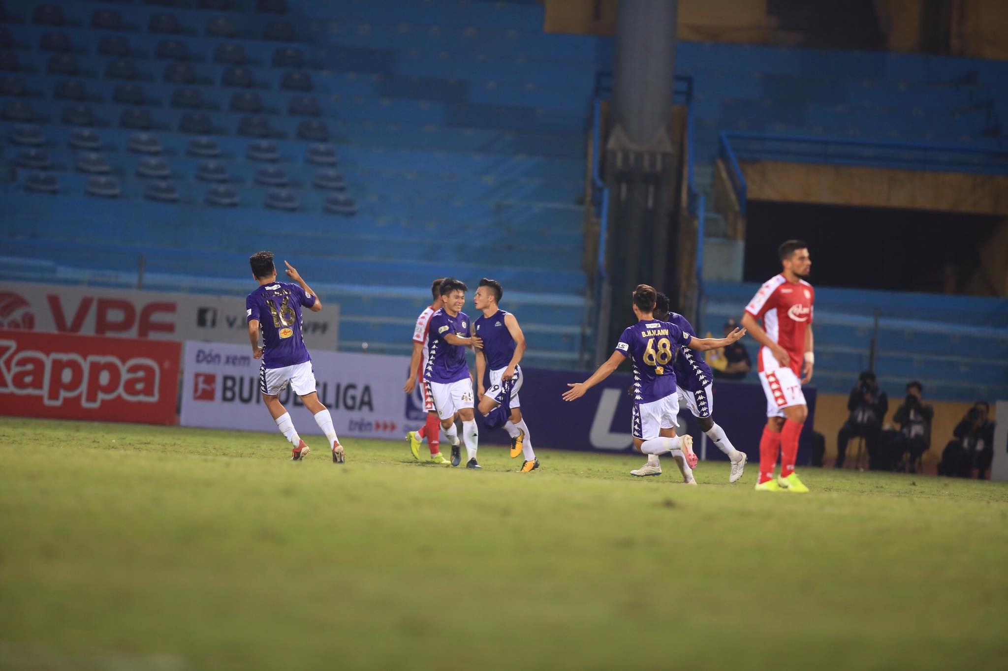 Quang Hải cởi áo ăn mừng bàn thắng nâng tỷ số lên 2-0 cho Hà Nội - Ảnh: Minh Tuấn 