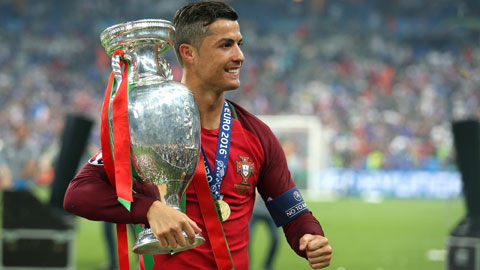 4 năm sau trận chung kết Euro 2016, Ronaldo trở lại Stade De France: CR7, biểu tượng bất diệt