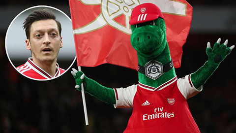 Oezil khiến Arsenal thật ngu ngốc với vụ linh vật khủng long