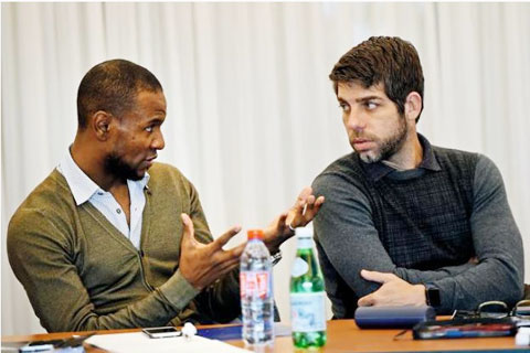 Abidal (trái, cựu GĐTT Barca) và Juninho (GĐKT Lyon) tranh luận trong khóa học ở CDES