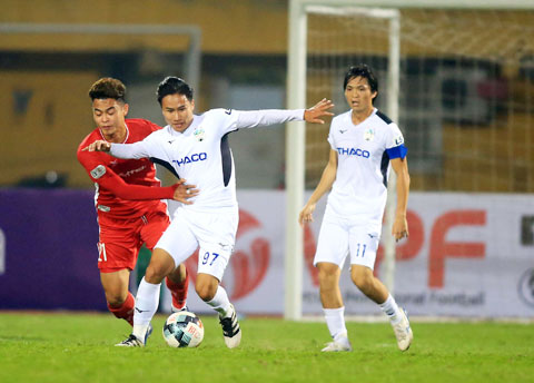 Việt Hưng (giữa) trong trận đấu vừa qua với Viettel - Ảnh: MINH TUẤN
