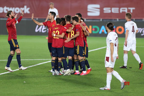 Tây Ban Nha may mắn giành chiến thắng nhờ thoáng sai lầm của thủ thành ĐT Thụy Sỹ