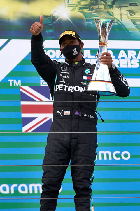 Lewis Hamilton bước vào ngôi đền những huyền thoại F1