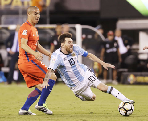 Messi (phải) cùng ĐT Argentina  khó giành thắng lợi tại La Paz