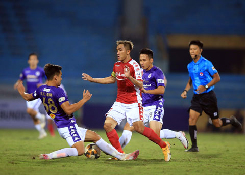TP.HCM (giữa) đang gặp rất nhiều khó khăn sau trận thua trước Hà Nội FC	Ảnh: Minh Tuấn