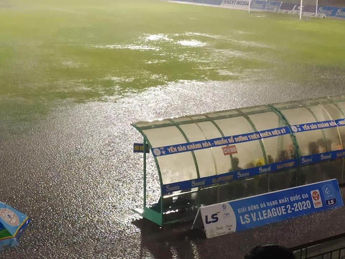 sân Nha Trang ngập nước, không thể tổ chức thi đấu sau 25 phút 