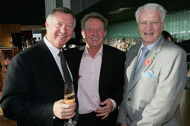 Sir Alex (trái) giờ đã giải nghệ còn Sir Bobby Robson không còn trên đời