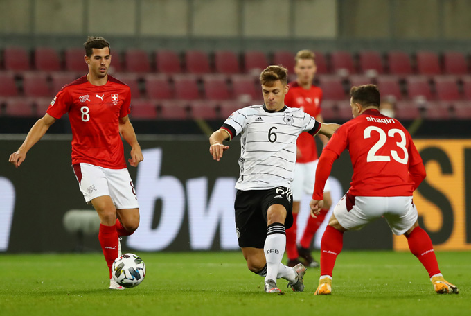Hàng thủ Đức thi đấu hớ hênh và sớm nhận 2 bàn thua sau chưa đầy 30 phút thi đấu
