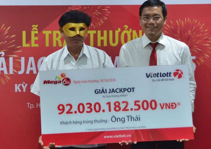 Ông N.Q.T (đeo mặt nạ) là người đầu tiên trúng Jackpot tại Việt Nam
