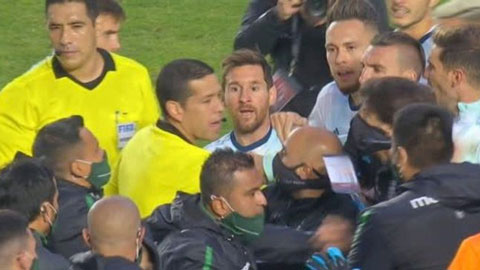 Messi gây hấn với cả cầu thủ lẫn HLV đối thủ ở trận thắng Bolivia Messi gây hấn với cả cầu thủ lẫn HLV đối thủ ở trận thắng Bolivia