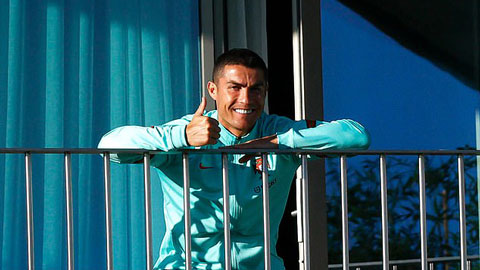Ronaldo rạng rỡ ở khu cách ly Covid-19, được bạn gái gửi thông điệp cảm động