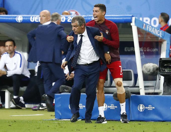 "Đó là một cảnh tượng dữ dội. Tôi đang la hét, chỉ đạo ai đó lấp vào vị trí bên cánh trái, thì Cristiano đấm tôi và nói: 'Ông già ơi, ông già! Chúng ta thắng rồi!'. Khi ấy, tôi mới biết tiếng còi mãn cuộc đã vang lên", Santos kể lại trên một kênh truyền hình Bồ Đào Nha về những gì diễn ra giữa ông và Cristiano Ronaldo ngoài đường biên trận chung kết EURO 2016