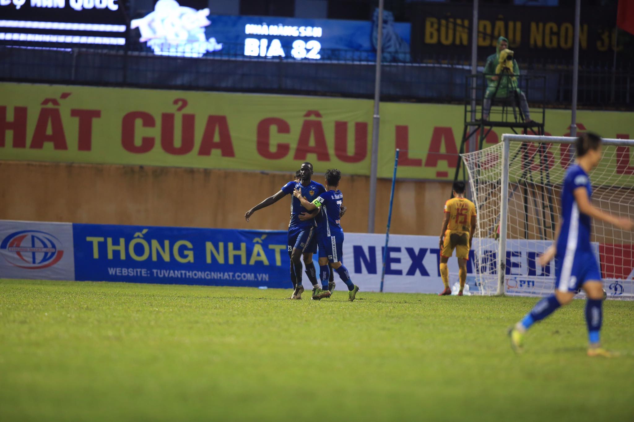 Kebe ghi bàn thắng mở tỷ số cho Quảng Nam - Ảnh: Minh Tuấn