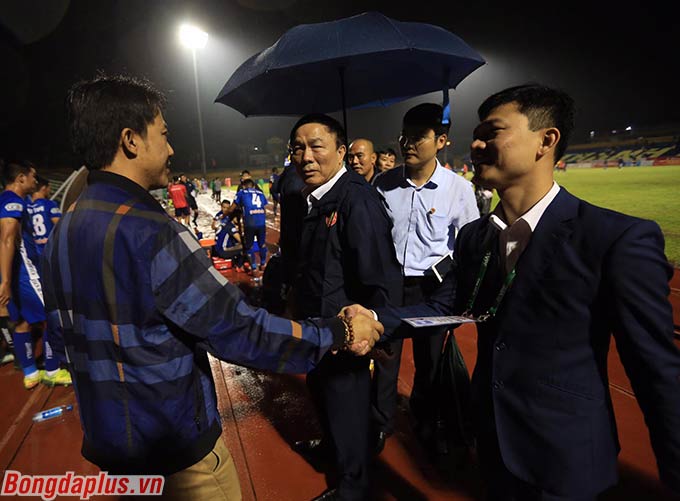 Sau trận đấu, bầu Đệ cùng cấp dưới đến bắt tay HLV Thành Công 