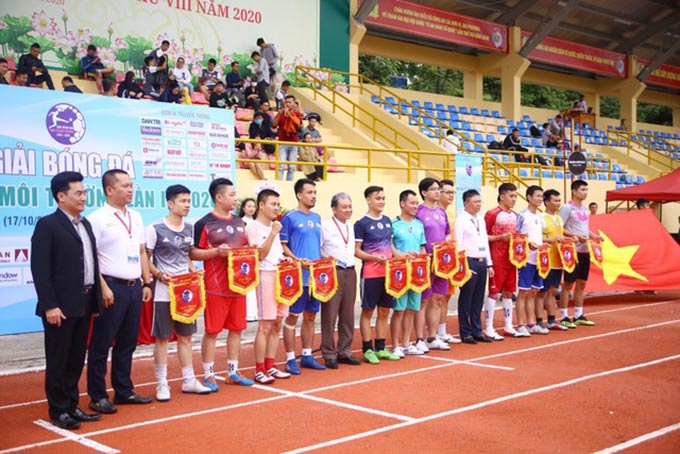 Ban tổ chức trao cờ lưu niệm cho 12 đội bóng tham dự Giải đấu